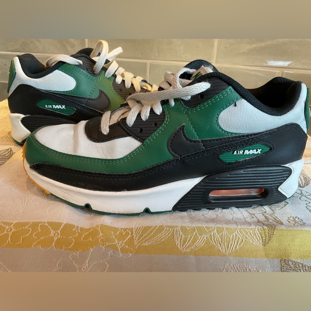 Nike Kids Air Max Sneakers Green Black White 7Y 8.5 Womens